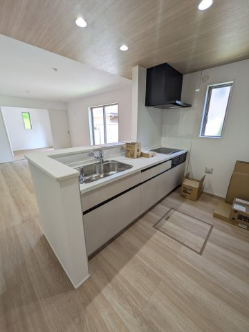 ◇佐糠町東一丁目　2期◇　2号棟　オール電化の新築建売住宅　　日当たり良好♪のキッチン|◆キッチンの写真です◆　システムキッチンは見た目スッキリなのに収納力たっぷりです♪さらに床下収納もあります。