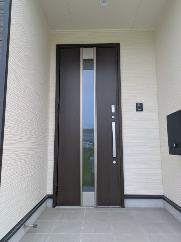 いわき市小名浜住吉　小名浜三小　 ご案内も即日ご対応可能☆の玄関|■玄関の写真です■□■　
お洒落な玄関はお客様からも喜んでいただけそうですね！！