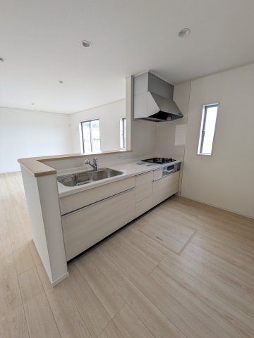 いわき市小名浜住吉　小名浜三小　 ご案内も即日ご対応可能☆のキッチン|■キッチンの写真です■□■　対面式キッチンは、リビングの様子を見ながらお料理出来るので、小さなお子様がいらっしゃる方は、安心してお料理出来ますね。