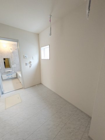 【自由ヶ丘4期／1号棟】　いわき駅まで徒歩20分　セブンイレブンまで徒歩4分の独立洗面台|パントリースペース。