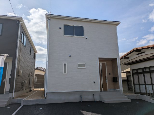【いわき市郷ケ丘第9】　全２棟／2号棟　即日ご案内致します♪の前面道路含む現地写真|同施工　落ち着いた雰囲気の外観です