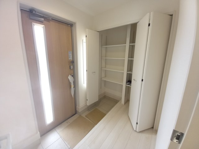 【いわき市江名北口第2　全4棟】　4号棟　◆魅力的な広々インナーバルコニー☆☆の玄関|同施工　十分な広さがあるので収納には困りませんね♪　