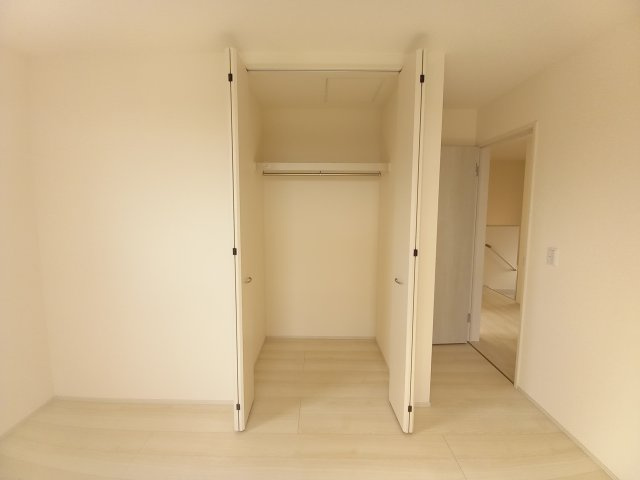 【いわき市江名北口第2　全4棟】　4号棟　◆魅力的な広々インナーバルコニー☆☆の収納|同施工　◆収納スペースの写真です◆　お手持ちの衣類ケースなども置ける大空間で、寝室がスッキリ使えます。