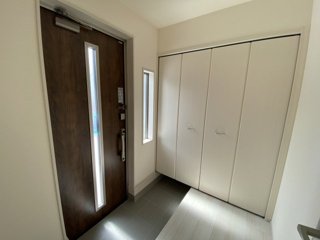 【常磐上湯長谷町第4】　デザイナーズ新築建売住宅　2号棟　新生活応援キャンペーン実施中！の玄関|同施工◆玄関の写真です◆
広々玄関で人の出入りが楽！　シューズボックスは収納力たっぷりで、整理整頓も楽ちんですね。お洒落な玄関はお客様からも喜んでいただけそうです！！