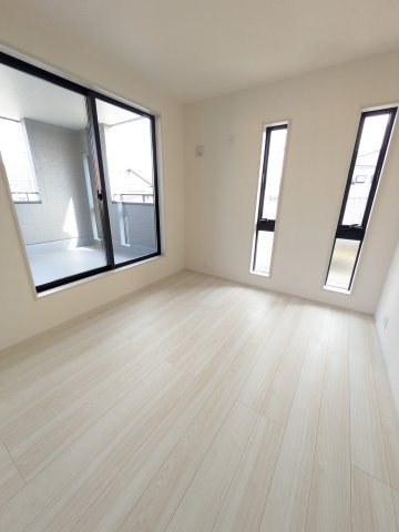 【勿来町窪田町通1丁目第1／1号棟】 新築一戸建て　ファミリークローク付き♪♪の洋室|同施工◆居室の写真です◆使い勝手の良い間取りなので、ご家族の状況の変化にも耐えられますね。


