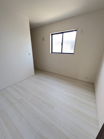 【勿来町窪田町通1丁目第1／1号棟】 新築一戸建て　ファミリークローク付き♪♪の洋室|同施工◆居室の写真です◆子供部屋としても、寝室としても、どんなインテリアにしようか…選ぶ楽しみが増えますね♪
