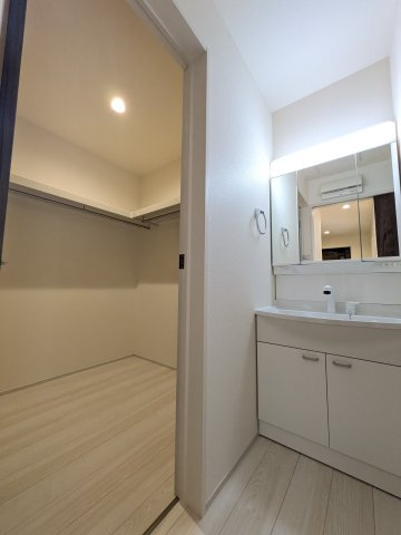 【勿来町窪田町通1丁目第1／1号棟】 新築一戸建て　ファミリークローク付き♪♪の収納|同施工　◆ファミリークローゼットの写真です◆　充分な広さの収納を備えた空間。