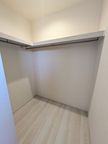 【勿来町窪田町通1丁目第1／1号棟】 新築一戸建て　ファミリークローク付き♪♪の洋室|同施工　落ち着いた色調の洋室です