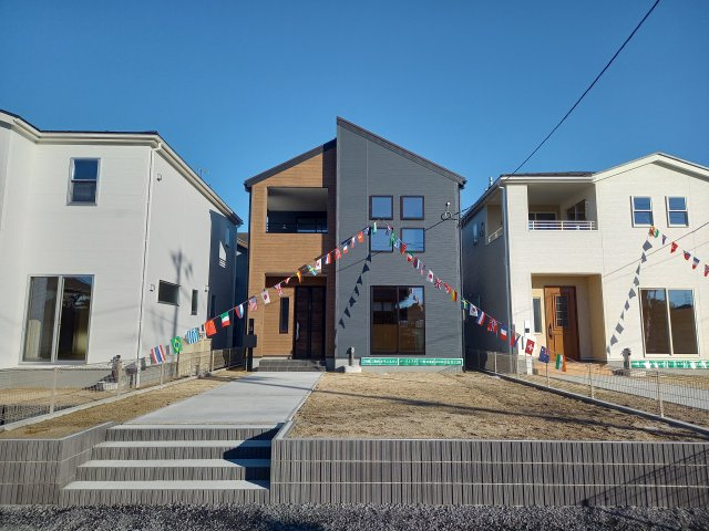 【勿来町窪田町通1丁目第1／1号棟】 新築一戸建て　ファミリークローク付き♪♪の前面道路含む現地写真|同施工◆外観の写真です◆　
子供部屋や主寝室などお部屋の使い分けができ、ファミリー層が暮らしやすい4LDKです！

