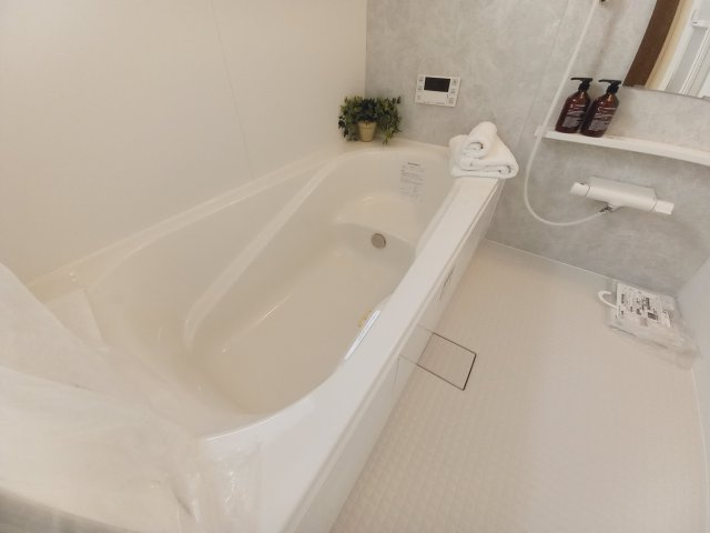 【いわき市江名北口第2　全4棟】　2号棟　洗練された広々デザイナーズ邸宅♪の浴室|同施工　◆ユニットバスの写真です◆　バリアフリー設計なので、小さなお子様からご年配の方まで安心して入浴することができます。　ご家族それぞれの生活リズムに合わせて、いつでも温かいお風呂に入れます。

