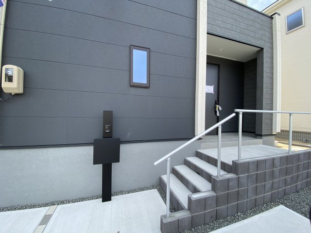 【いわき市江名北口第2　全4棟】　2号棟　洗練された広々デザイナーズ邸宅♪の玄関|同施工　◆玄関の写真です◆
お洒落な玄関は気分が良いですね♪広々とした玄関になっております。　ご両親やお友達が来ても、靴の置き場に困ることはありません。収納力たっぷりで、整理整頓も楽ちんですね。

