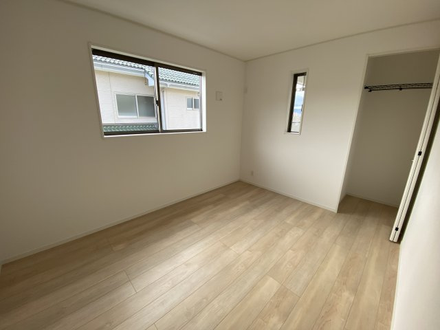 【いわき市郷ヶ丘第8／全2棟2号棟】　共働きの家族に住みやすい環境♪の洋室|同施工　■□■居室の写真です■□■　
木の温もりがナチュラルでくつろげる空間ですね。