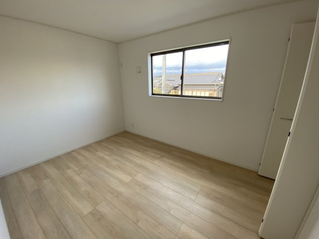 【いわき市郷ヶ丘第8／全2棟2号棟】　共働きの家族に住みやすい環境♪の洋室|同施工　■□■居室の写真です■□■　
使い勝手の良い間取りなので、ご家族の状況の変化にも耐えられますね。