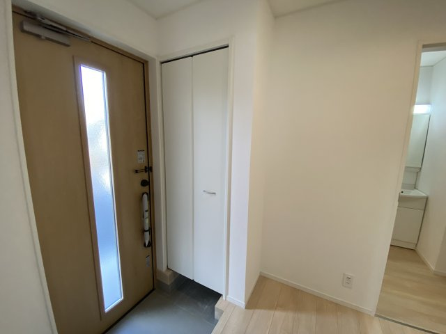 【いわき市郷ヶ丘第8／全2棟2号棟】　共働きの家族に住みやすい環境♪の玄関|同施工　◆玄関の写真です◆
お洒落な玄関からの外出は気分が良いですね♪　　玄関床タイルは、掃除がしやすく、表面はノンスリップ仕上なので、雨の日 もすべりにくくて安心です。




