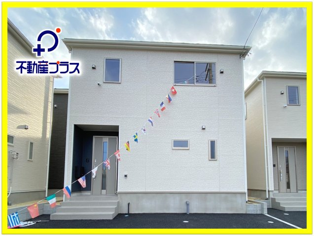 【いわき市郷ヶ丘第8／全2棟2号棟】　共働きの家族に住みやすい環境♪の前面道路含む現地写真|同施工　外壁仕上げ材は窯業系サイディング。裏面に付着した汚れが、雨水によって流れ落ちやすい「防汚機能付きサイディング」を採用。外壁の美しさが長持ちします♪