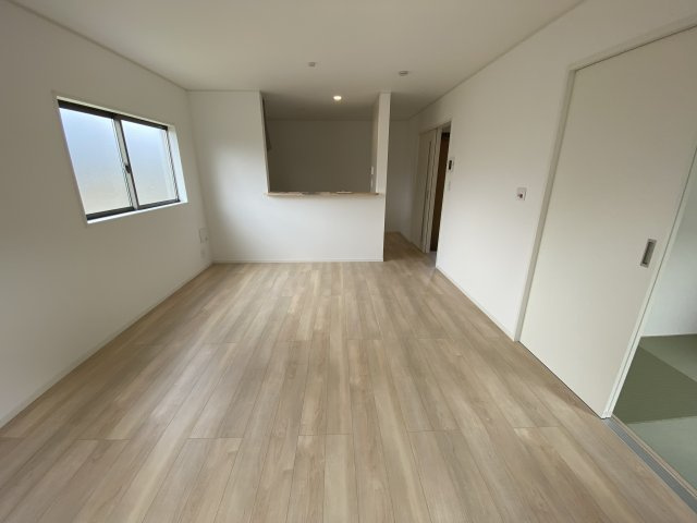 【いわき市郷ヶ丘第8／全2棟2号棟】　共働きの家族に住みやすい環境♪の居間・リビング|同施工　■□■リビングの写真です■□■　広いリビングで快適に、ゆったりと過ごせますね♪
