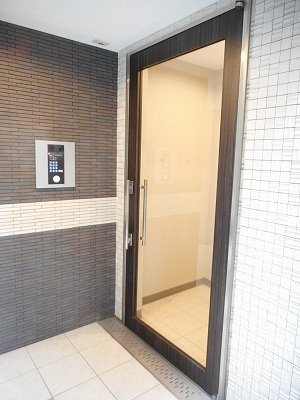 ワイズ・オハナのエントランス|ゆとりのあるエントランスです