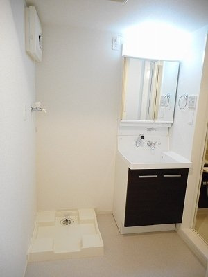 ワイズ・オハナの洗面所|明るい洗面所です
