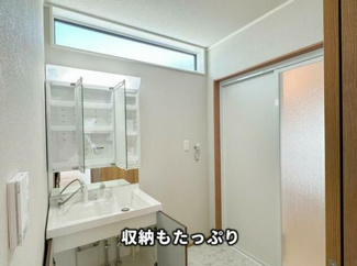 【独立洗面台】 | ☆☆新築分譲　エコタウン久之浜F　限定１棟！！平屋建て！！ | ハンドシャワー付きです！三面鏡の内側は全て収納スペース！！