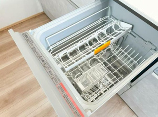 【設備】 | ☆☆新築分譲　エコタウン久之浜F　限定１棟！！平屋建て！！ | 食器洗い乾燥機はコストが高いと思われてる方が意外と多いのですが、実は食器洗い乾燥機は普段の手洗いより水道代も安く、洗浄力も良いのです。スイッチひとつで使えるので、その分ゆとりの時間が生まれます。