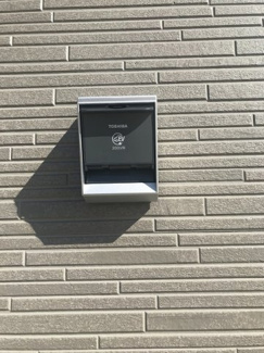 【発電・温水設備】 | ☆☆新築分譲　いわき市郷ケ丘２丁目A-②　地震に強い安心住宅　全２棟！！即日ご案内致します♪ | 【ＥＶコンセント】
電気自動車充電専用の屋外コンセント
