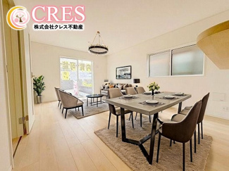 【居間・リビング】 | ☆☆新築分譲　いわき市郷ケ丘２丁目A-②　地震に強い安心住宅　全２棟！！即日ご案内致します♪ | 複層ガラスで断熱効果・結露防止・遮音効果があります。
柔らかい光が入り込む明るいリビング　
