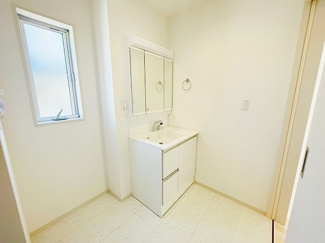 【独立洗面台】 | ☆☆☆新築住宅　いわき市小名浜住吉　オール電化　全４棟！！ご案内随時受付中です♪ | 朝の支度にも助かる、独立の洗面化粧台！
くもりを軽減するミラーやワイドの大きいカウンター