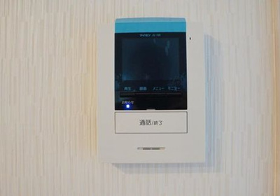 【防犯設備】 | ☆☆☆新築住宅　いわき市小名浜住吉　オール電化　全４棟！！ご案内随時受付中です♪ | 【テレビモニターつきインターホン】
訪問客をモニターで確認できるので、防犯面でも安心です。
