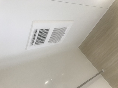 【冷暖房・空調設備】 | ☆☆☆新築住宅　いわき市小名浜住吉　オール電化　全４棟！！ご案内随時受付中です♪ | 【浴室暖房換気乾燥機】
暖房、乾燥、涼風、換気、24時間換気の5つの機能がついています。雨や花粉など気にせず洗濯物を干したり、すばやく湿気を取り除けるので、カビ対策にも効果的です！
