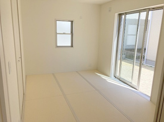 【和室】 | ☆☆新築分譲　いわき市平下平窪第１２　全３棟－③！！　長期優良住宅♪　 | 2.3号棟リビング横には洋風和室！！