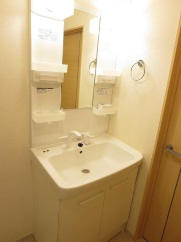 クラール名東イースト　Ｂの洗面所|忙しい朝には欠かせない洗面所です