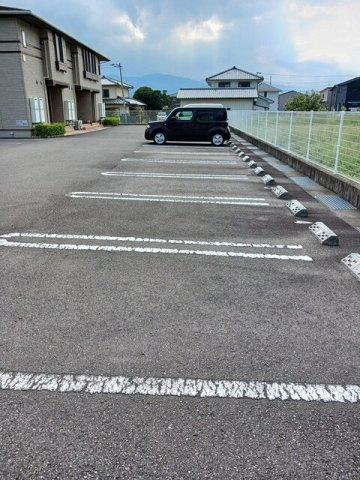 ホワイトローズＡの駐車場|駐車場完備です