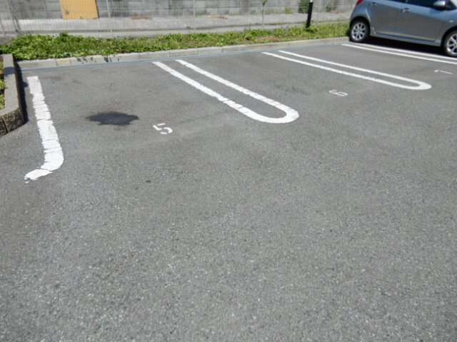 コン・タント・アモーレの駐車場