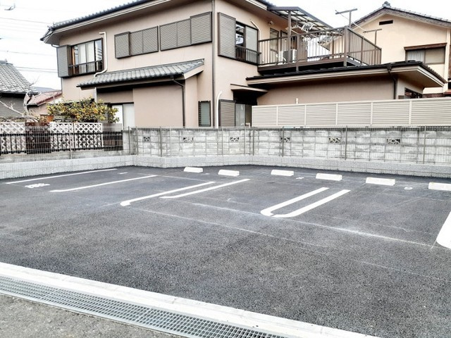 メゾンドアッシュの駐車場