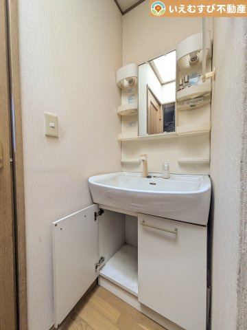 熊谷市佐谷田　中古戸建の独立洗面台|シンプルな洗面台とコンパクトな空間
洗面室と脱衣所が分かれているのですっきりとした空間がキープできますね♪