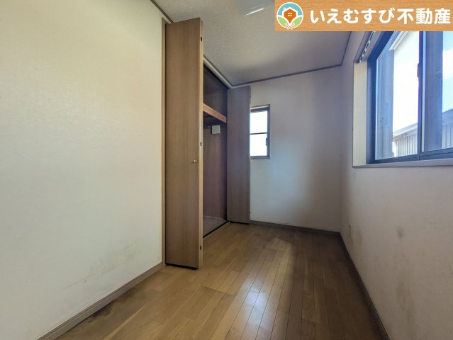 熊谷市佐谷田　中古戸建の洋室|ナチュラルな色合いでシンプルな内装
シンプルな内装のお家なので飽きが来ずコーディネートも楽しそうですね♪