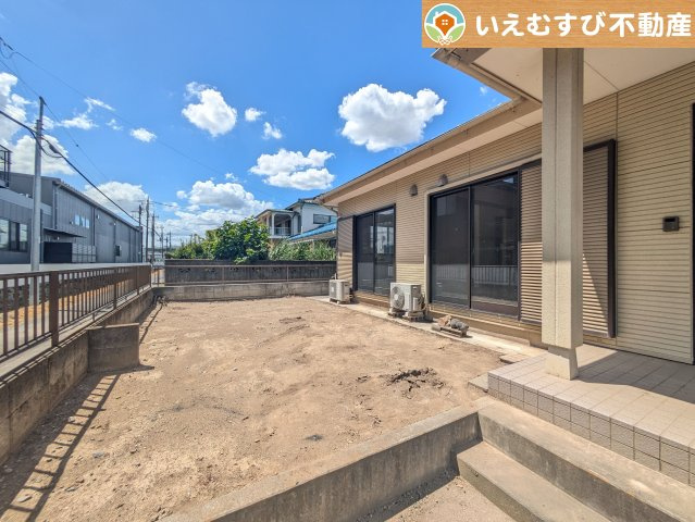 熊谷市佐谷田　中古戸建の庭|ガーデニングが楽しめそう
季節の草花で彩りを！ガーデニングで緑あふれる景色を作るのも楽しみ♪