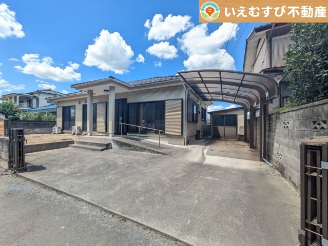 熊谷市佐谷田　中古戸建の駐車場|雨風から大切な愛車を守るカーポート付き
雨風から守るだけでなく雨の日のお買い物帰りなども雨を避けられて助かりますね♪