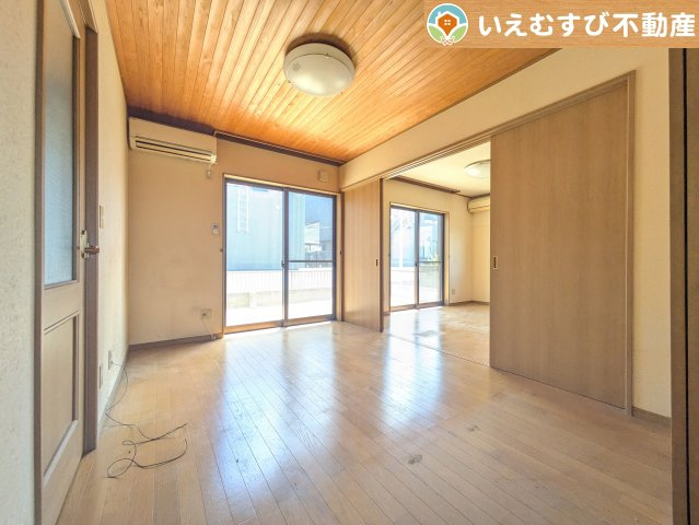 熊谷市佐谷田　中古戸建の居間・リビング|ご家族みんながゆったりくつろげるリビング
ゆとりの空間でくつろいだり遊んだり、家族の時間が楽しみですね♪