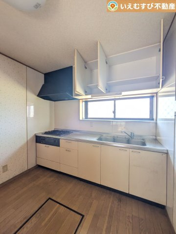 熊谷市佐谷田　中古戸建のキッチン|機能性収納性に溢れるキッチン
収納もたっぷり付いていてすっきり片付く！毎日楽しくお料理が出来そうです！