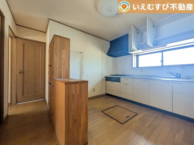 熊谷市佐谷田　中古戸建のキッチン|広々としたキッチン
冷蔵庫や食器棚を置いてもゆとりの広さ！独立した空間でゆっくりお料理♪