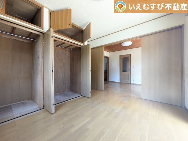熊谷市佐谷田　中古戸建の洋室|大容量の収納スペースで住空間もスッキリ広々
収納がたっぷり付いていれば、お部屋がすっきり保てて気持ちが良いですね♪