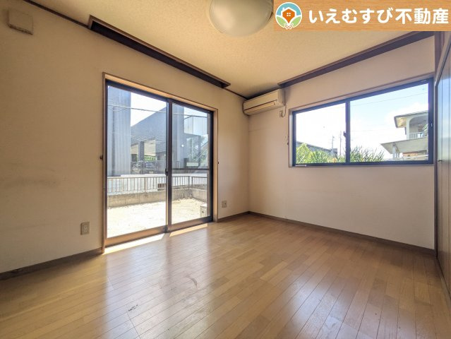 熊谷市佐谷田　中古戸建の洋室|シンプルで明るいお部屋
2面採光で日当り良好！シンプルなお部屋なので自分で家具を選ぶのが楽しみですね！