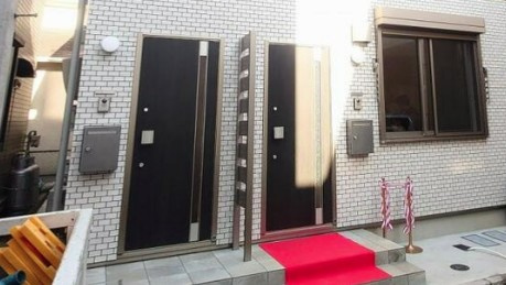 川崎市多摩区宿河原２丁目のアパートのエントランス