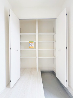 【玄関】 | ☆☆☆新築分譲　いわき市中岡町１丁目第１　全２棟－②！長期優良住宅♪　 | 大容量のシューズボックス！
