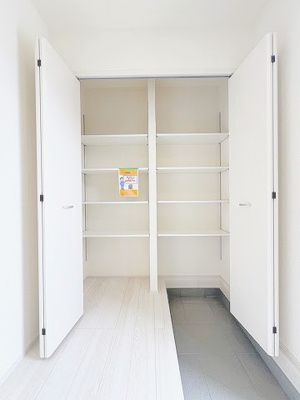 【玄関】 | ☆☆☆新築分譲　いわき市中岡町１丁目第１　全２棟－②！長期優良住宅♪　 | 大容量のシューズボックス！