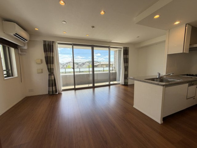 【居間・リビング】 | 藤沢市-ＪＲ藤沢駅-中古マンション-ザ・パークハウス鵠沼橘レジデンス | 生活利便性に長けた住環境。