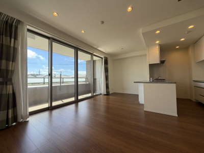 【居間・リビング】 | 藤沢市-ＪＲ藤沢駅-中古マンション-ザ・パークハウス鵠沼橘レジデンス | リビング写真③