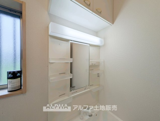 昭島市中神町２丁目の中古一戸建の独立洗面台|【Laundry space】
◆ランドリースペース◆洗濯機置場を備えた使いやすいランドリースペース。浴室換気乾燥機付きで、天候を気にせず洗濯でき、毎日の家事もスムーズにこなせます。