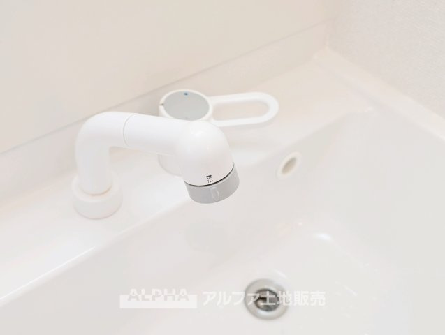 昭島市中神町２丁目の中古一戸建の独立洗面台|【Powder room】
◆独立洗面台◆朝の身支度や帰宅後の手洗いも快適に行える独立洗面台。収納スペースも備えており、洗面用品をすっきり整理できる使い勝手の良い空間です。